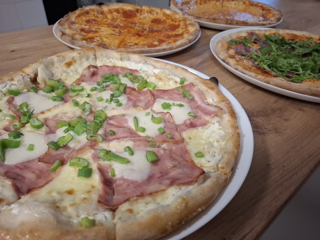 Bryndzová, Prosciutto Crudo, Salámová Classic a Margherita · 33 cm (Štvorica)